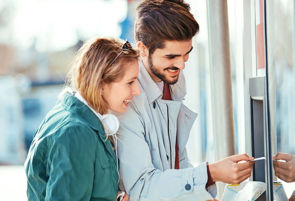 Pareja retirando dinero del cajero