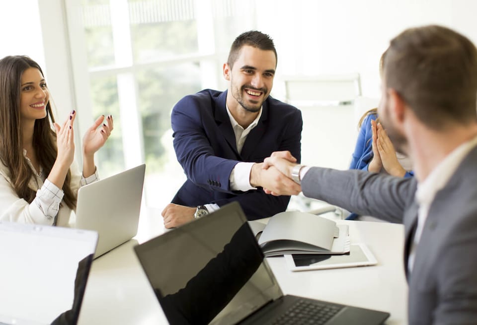 Dos hombres cerrando un trato